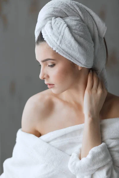 Spa vrouw. Aantrekkelijke vrouw voelt haar huid glad en goed verzorgd na het bad. — Stockfoto