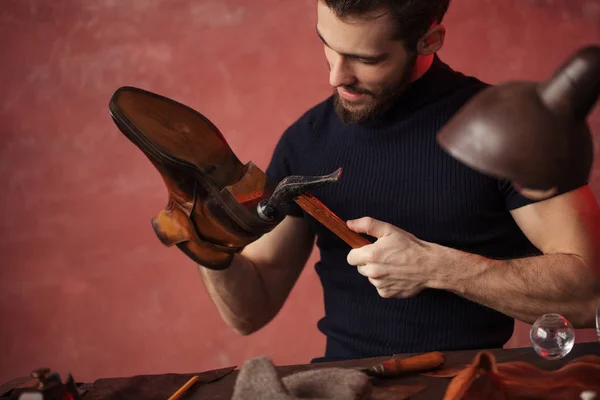 Master making a new pair of shoes — Stock Photo, Image