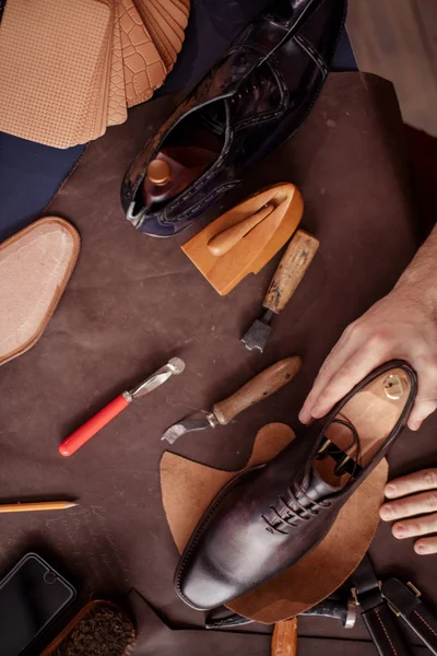 Foto vista superior. homem fazendo próprios sapatos — Fotografia de Stock