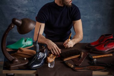 yeni bir ayakkabı satıra geçmek nasıl düşünmek genç yetenekli adam