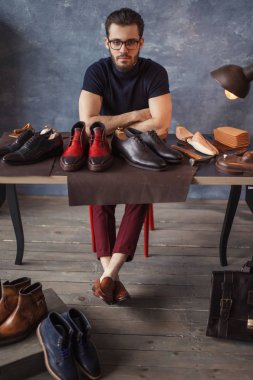 istemciler için bekleyen yakışıklı sakallı adam