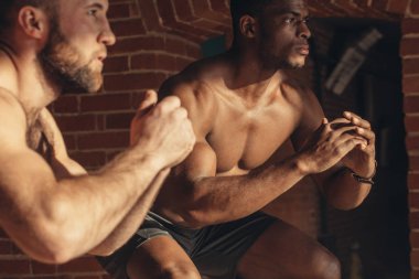 Kas çok ırklı atletik gör spor salonunda dışarı çalışırken kutusunu atlar yaparak