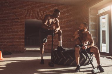 Spor fitness erkekler, tekerlek lastik çekiç kızak ile isabet çapraz egzersiz uygun..