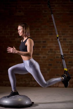 Trx askıları spor salonunda Fitness kadın egzersiz. CrossFit tarzı. Eğitim Trx.