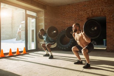 Spor salonunda beden eğitimi iki güçlü kas erkek şampiyonu çeşitli etnik köken,.