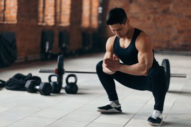 amatuar kaslı sporcu kapalı egzersiz sırasında ağız kavgası yapıyor