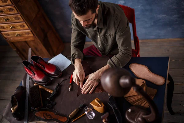 Begåvade cobber skärande läder textil med en kniv verktyg — Stockfoto