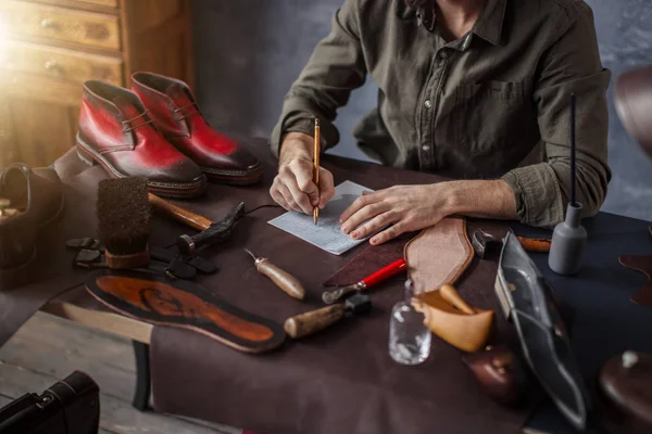 Hombre diseñando piezas de calzado —  Fotos de Stock