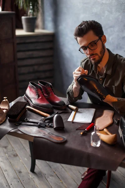 Shoeshine cara costura a sola de sapatos — Fotografia de Stock