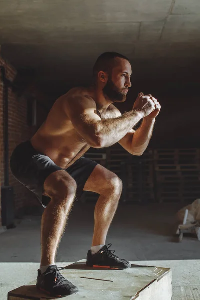 Homem atlético caucasiano realizando exercício de salto de caixa de plyo durante o treino crossfit — Fotografia de Stock