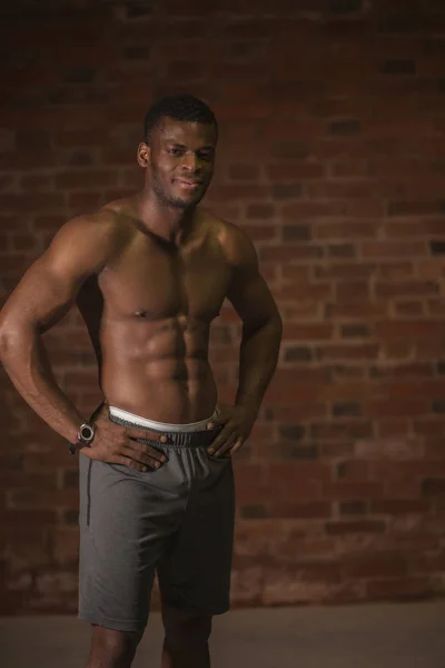 Stilig afrikanska bodybuilder man med nakna muskulösa överkropp. Sport-konceptet. — Stockfoto