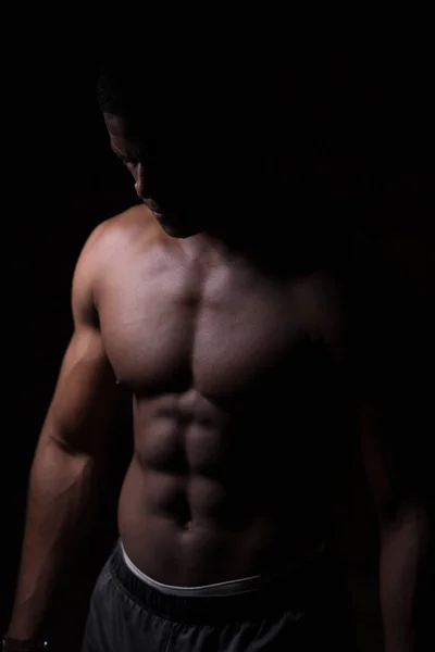 Όμορφος αφρικανική bodybuilder άνθρωπος με γυμνό κορμό μυϊκή. Η έννοια άθλημα. — Φωτογραφία Αρχείου