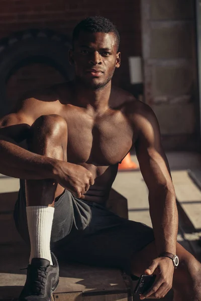 Guapo africano culturista hombre con el torso muscular desnudo. Concepto deportivo . —  Fotos de Stock