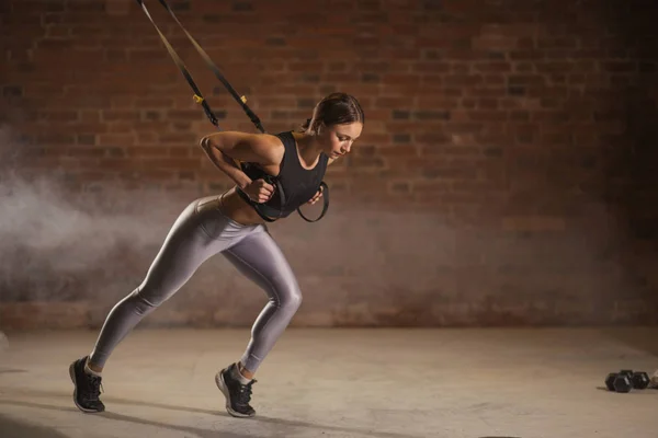 Trx askıları spor salonunda Fitness kadın egzersiz. CrossFit tarzı. Eğitim Trx. — Stok fotoğraf