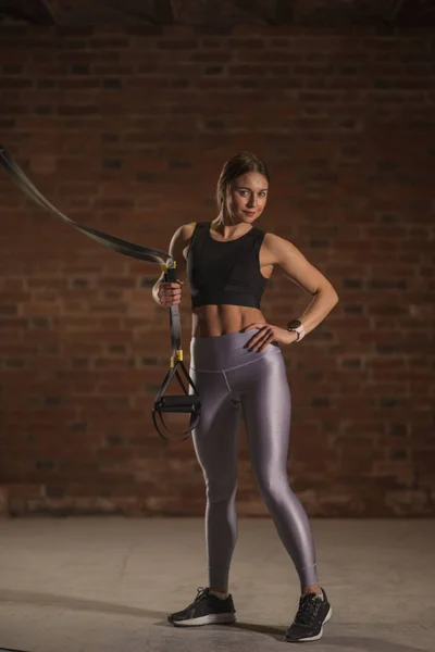 フィットネス女性ワークアウト ジムで Trx ストラップ。Crossfit スタイル。トレーニング Trx. — ストック写真