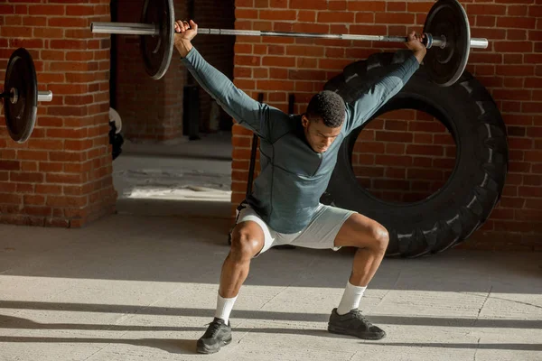 Twee sterke muscullar mans opleidingsinstelling in sportschool. — Stockfoto