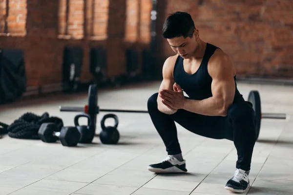 Amateurmuskulöser Sportler macht Kniebeugen beim Training in der Halle — Stockfoto