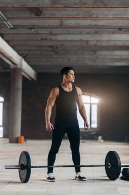 güçlü adam bir kenara halter dinlenme süre seyir