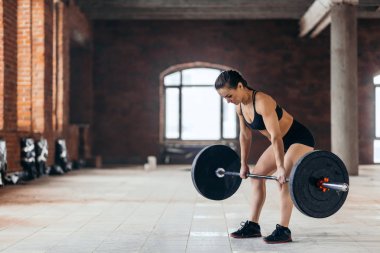 profesyonel kadın atlet ile ağırlık eğitim