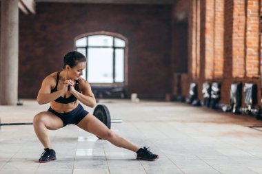 Harika kız yapıyor germe egzersizleri ve bir kenara arıyorsunuz