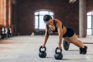 spor salonunda tahta egzersiz yaparak genç motive kız