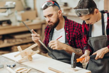 Çocuklar için marangozluk dersleri ve yaratıcılık kavramı