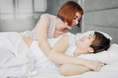 iki kız yatak odasında iyi vakit geçiriyor