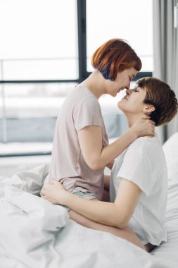 onların sevgi gösteren ve duygu neşeli lezbiyenler