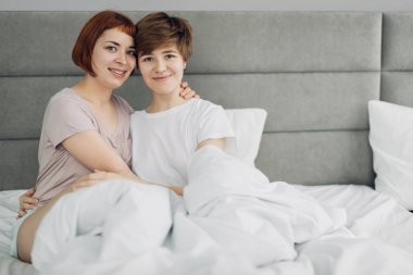 arkadaşlarım kameraya poz