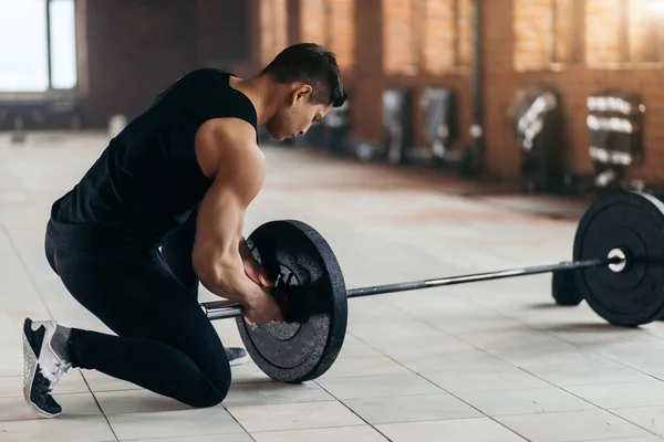 Fitnesstrainerin bereitet sich auf Training vor — Stockfoto