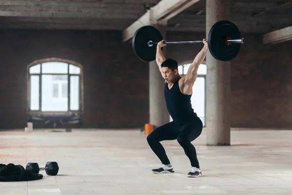 Sportsman utveckla muskulaturen genom progressiva motstånd motion — Stockfoto
