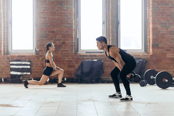 Unga motiverade paret tränar på gym — Stockfoto