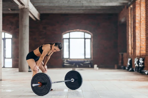 Mulher magra ter um descanso após o treino no ginásio — Fotografia de Stock