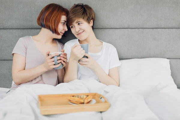 Zwei beste Freundinnen sitzen auf dem Bett und träumen — Stockfoto