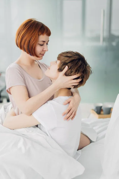 Lesbianas pasar tiempo en el dormitorio — Foto de Stock