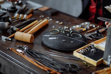 dağınık kuyumcular tablo. malzemeleri tamir için yararlı araçlar