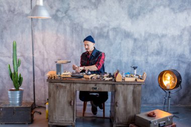 genç adam customes dikkat çekici