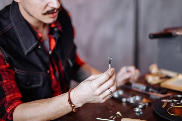 Jovem estimando a qualidade do diamante — Fotografia de Stock