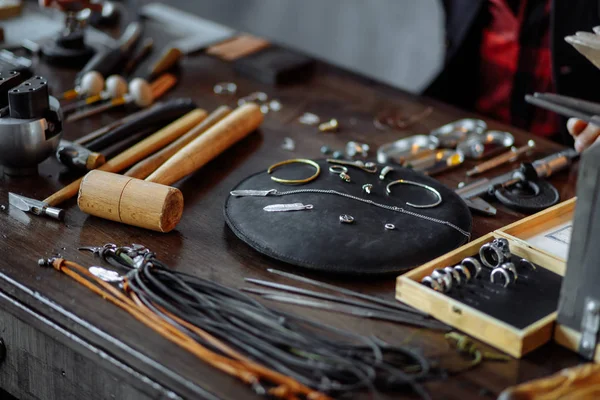 Table de bijoutiers en désordre. outils utiles pour réparer les matériaux — Photo