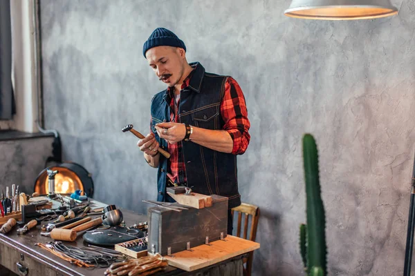 Ambitious jeweler performing a task — Stock Photo, Image