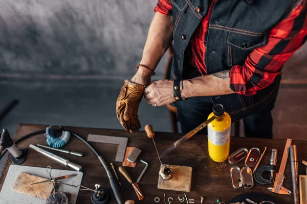 El hombre va a soldar metal — Foto de Stock