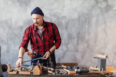 genç adam repaaring için malzeme Madde seçimi