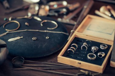 dizi mükemmel el yapımı ringsm küpe ve zincirler