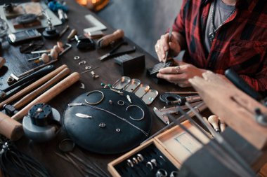 maddenin satış için hazırlanıyor genç çalışkan ustası