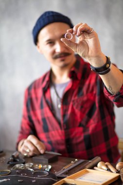 Takı değerlendirme. adam değerleme hizmeti sunar