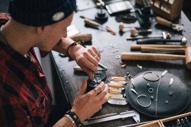 taş oyma ustası. kırpılan fotoğrafı kapatın