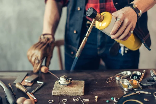 başarılı takı lehimleme. en yüksek sıcaklık ile çalışan adam