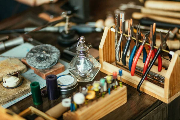 Conjunto de orfebres herramienta en el escritorio — Foto de Stock