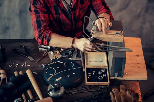 Young man learning to work with fretsaw — Stock Photo, Image