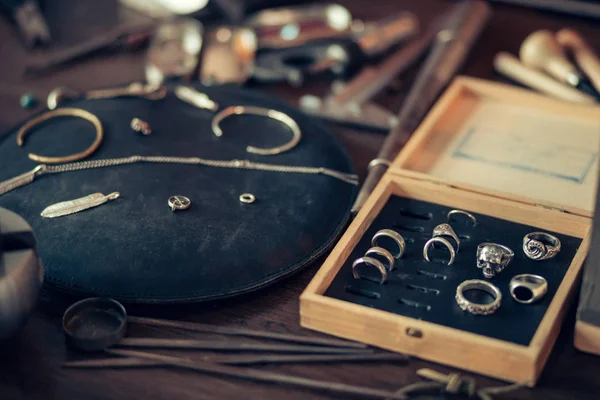 Conjunto de pendientes y cadenas de ringsm hechos a mano perfectos — Foto de Stock